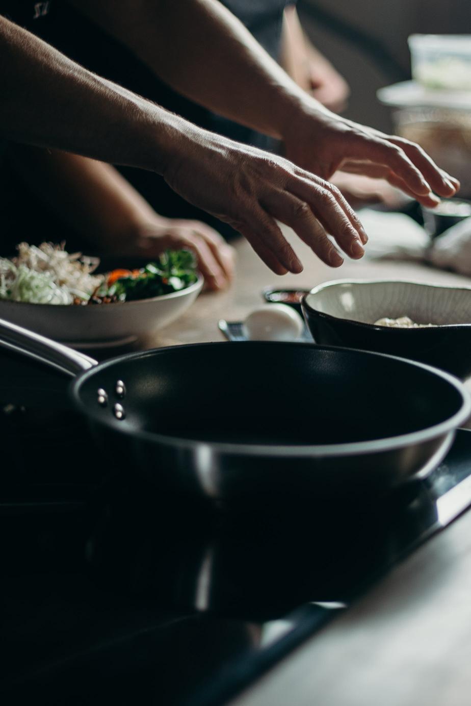 Duszenie jako metoda gotowania: przygotowanie składników i dobór garnka