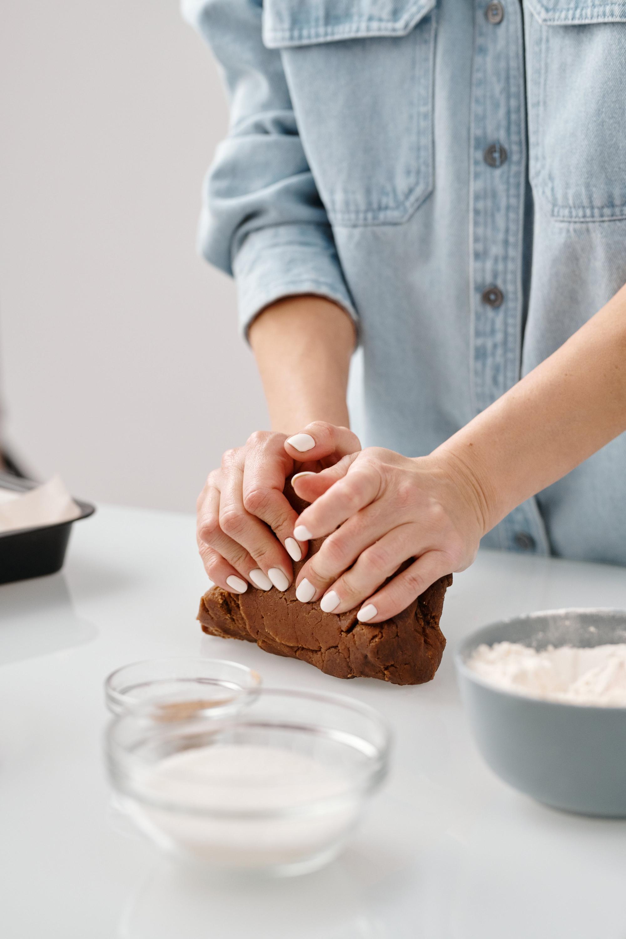 Przygotowanie zaczynu i wyrabianie ciasta – krok po kroku